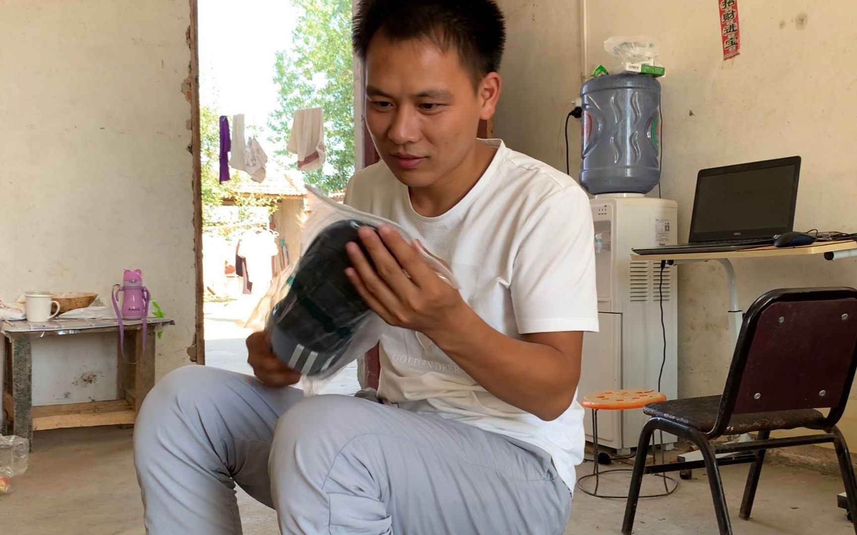 农村媳妇给老公买双鞋,他穿上直说长到175?一不小心暴露了身高