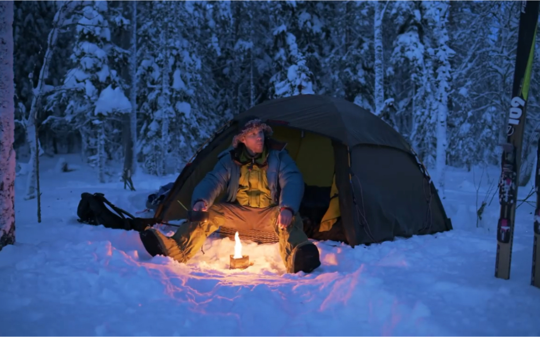 冰天雪地一个人野外露营,还是很危险的,要小心狼群的攻击