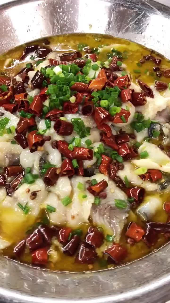 香辣片片酸菜鱼这样做很好吃,鱼的改刀和腌制方法