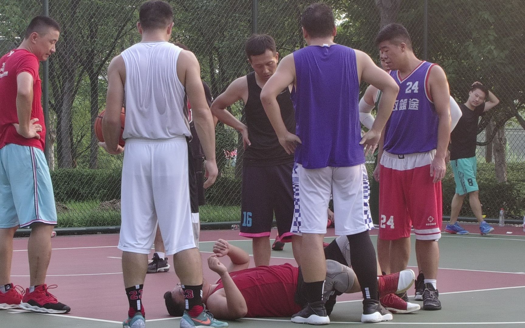 非常类似小卡被垫脚的场景,你认为这个动作算不算违体犯规_哔哩哔哩