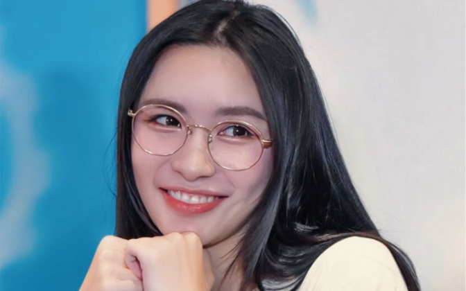 来一组lookkaew签名会镜头杀的合集,有一说一lookkaew真的很自信,知道