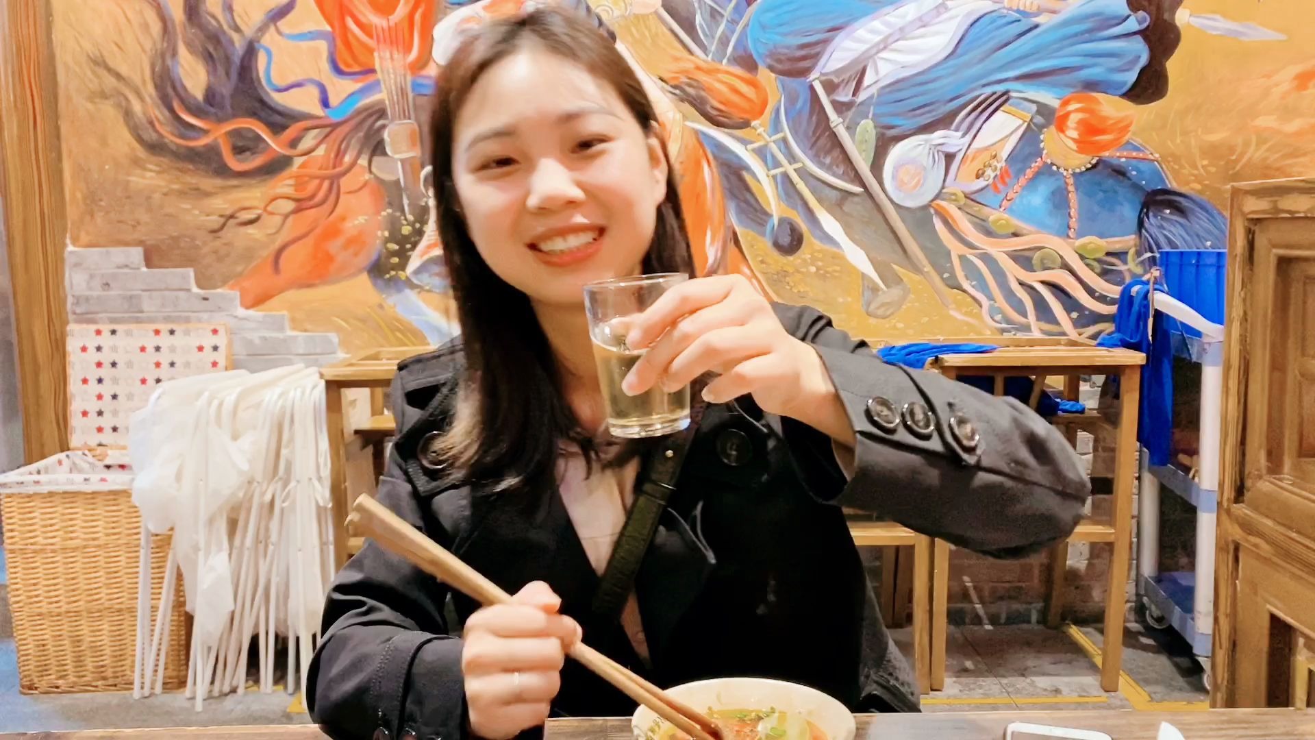 放佛感觉到了疫情结束的样子,看这位小姐姐喝酒满足的样子就知道,这酒