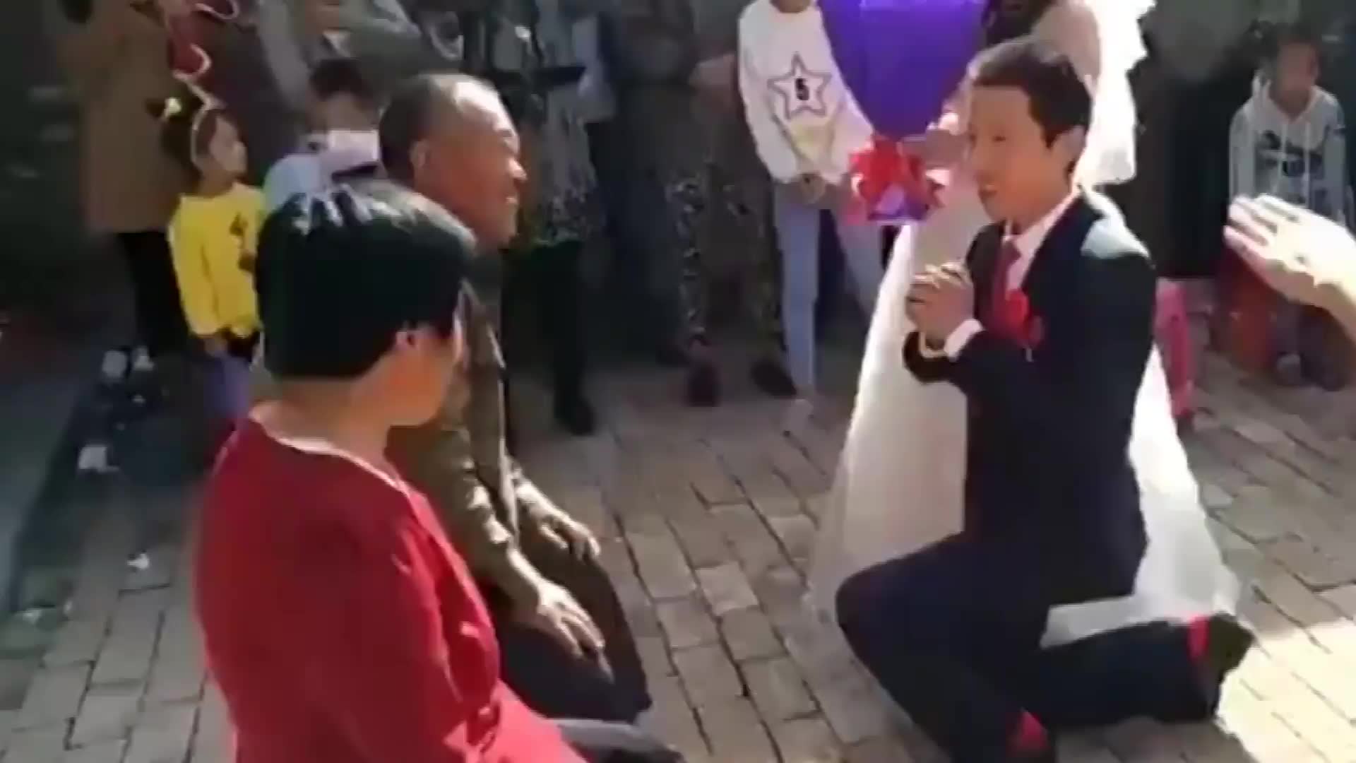 第一次结婚口误翻车现场，新郎：岳父大人在上，请受小弟一拜