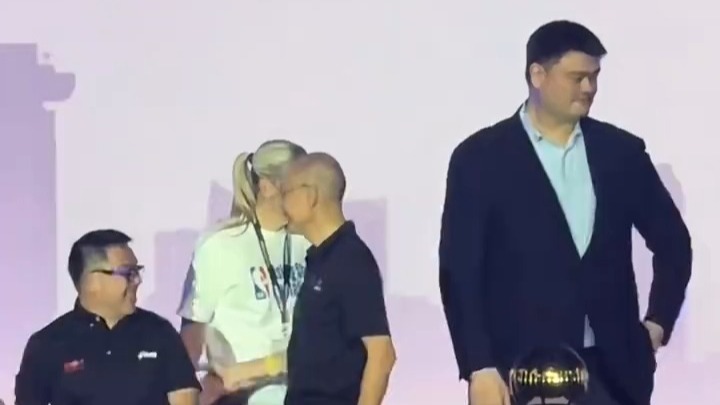 谁安排的？姚明劳伦杰克逊同台，不敢直视对方