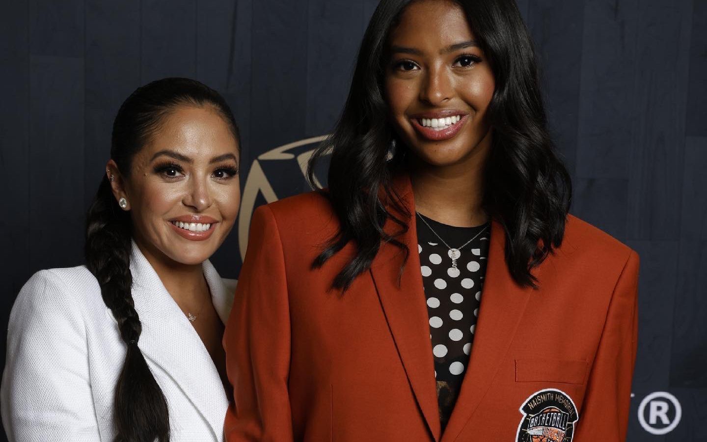 科比大女儿披上名人堂红外套,替代父亲参与大合影,瓦妮莎陪伴缅怀故人