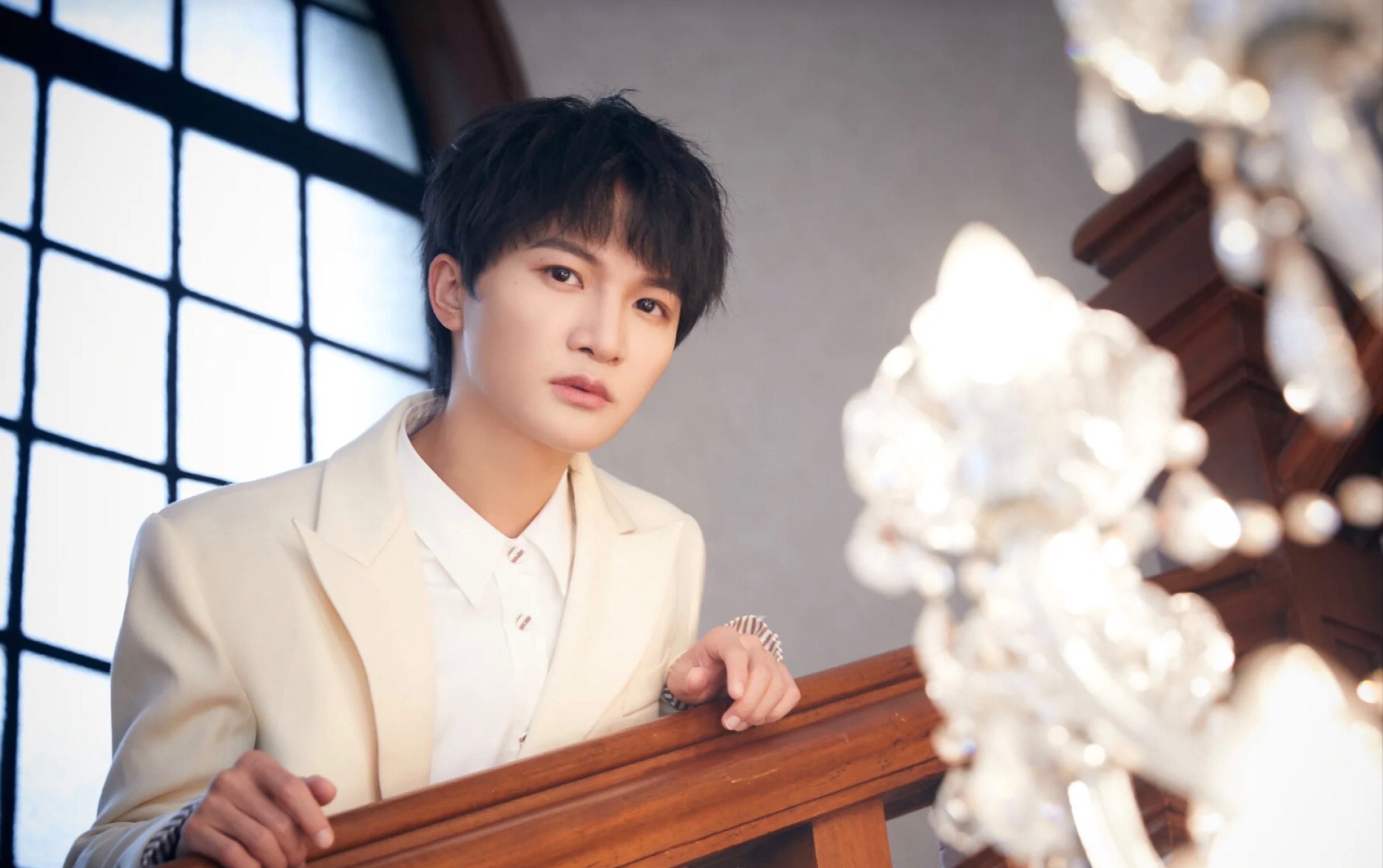 五四青年节周深探访上海百代小楼照片,怎一个"帅"字了得_哔哩哔哩 (゜