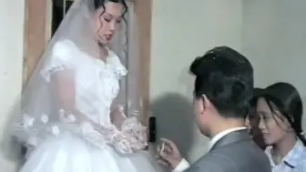 下载视频: 修复蚌埠粉丝1998年的婚礼录像，男的帅，女的靓！