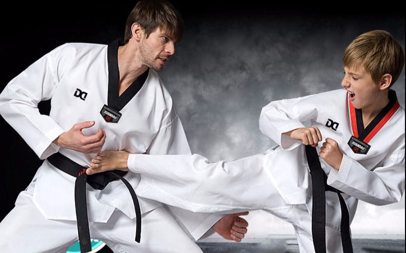 跆拳道公开课之行进间下格挡示范教学,教练人很好,动作讲解很细_哔哩