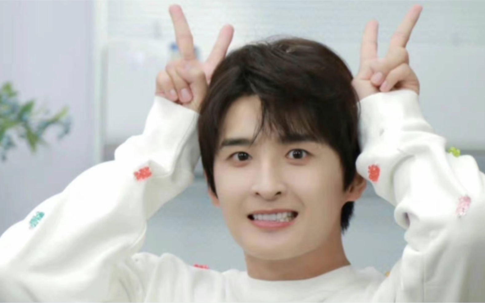 【张远】正在练歌中的远远子,素颜也是很帅气的呢!