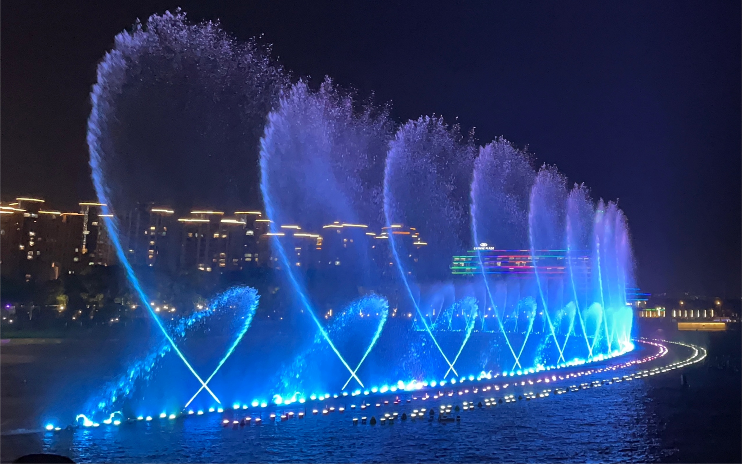 蘇州金雞湖音樂噴泉,水花飛濺過來了