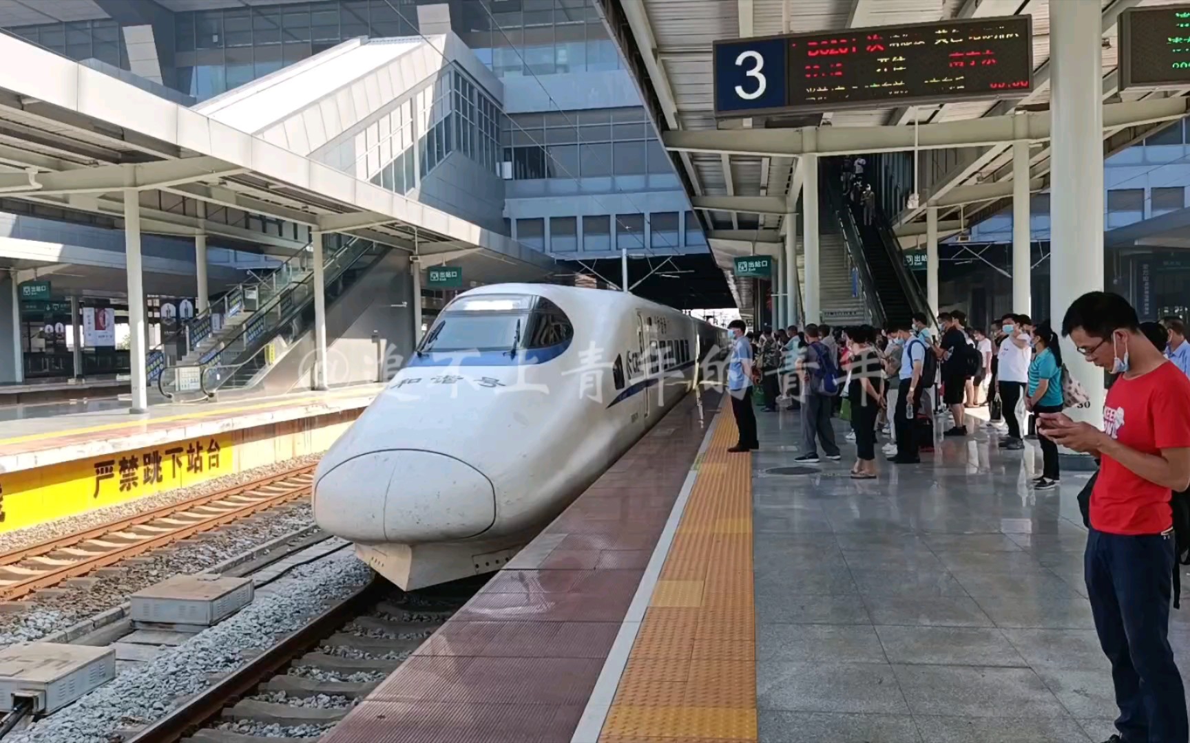 【中国铁路】统型crh2a-4116担当d8201次列车 柳州站进站