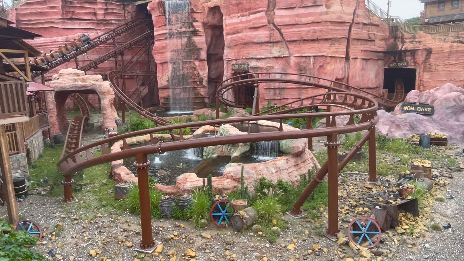 深圳欢乐谷的矿山车,还是挺刺激的.