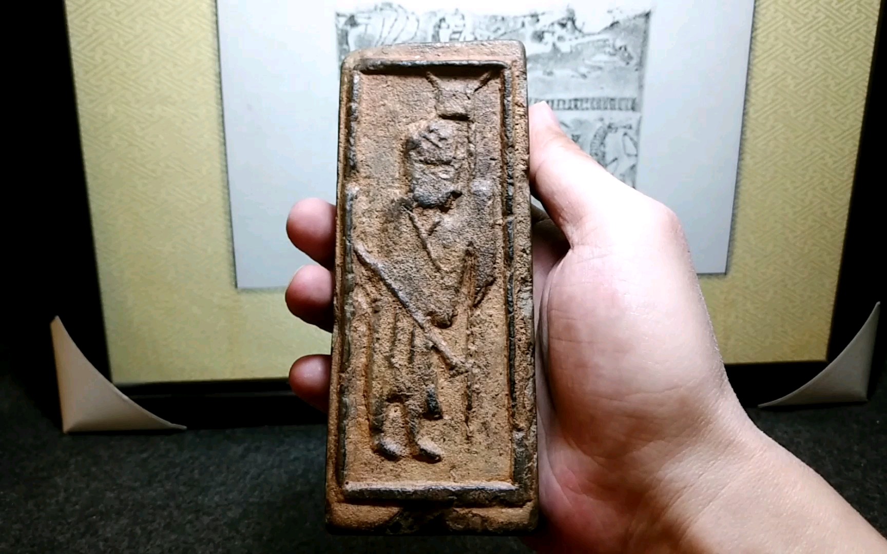 汉代人物画像砖,手持长矛的武士