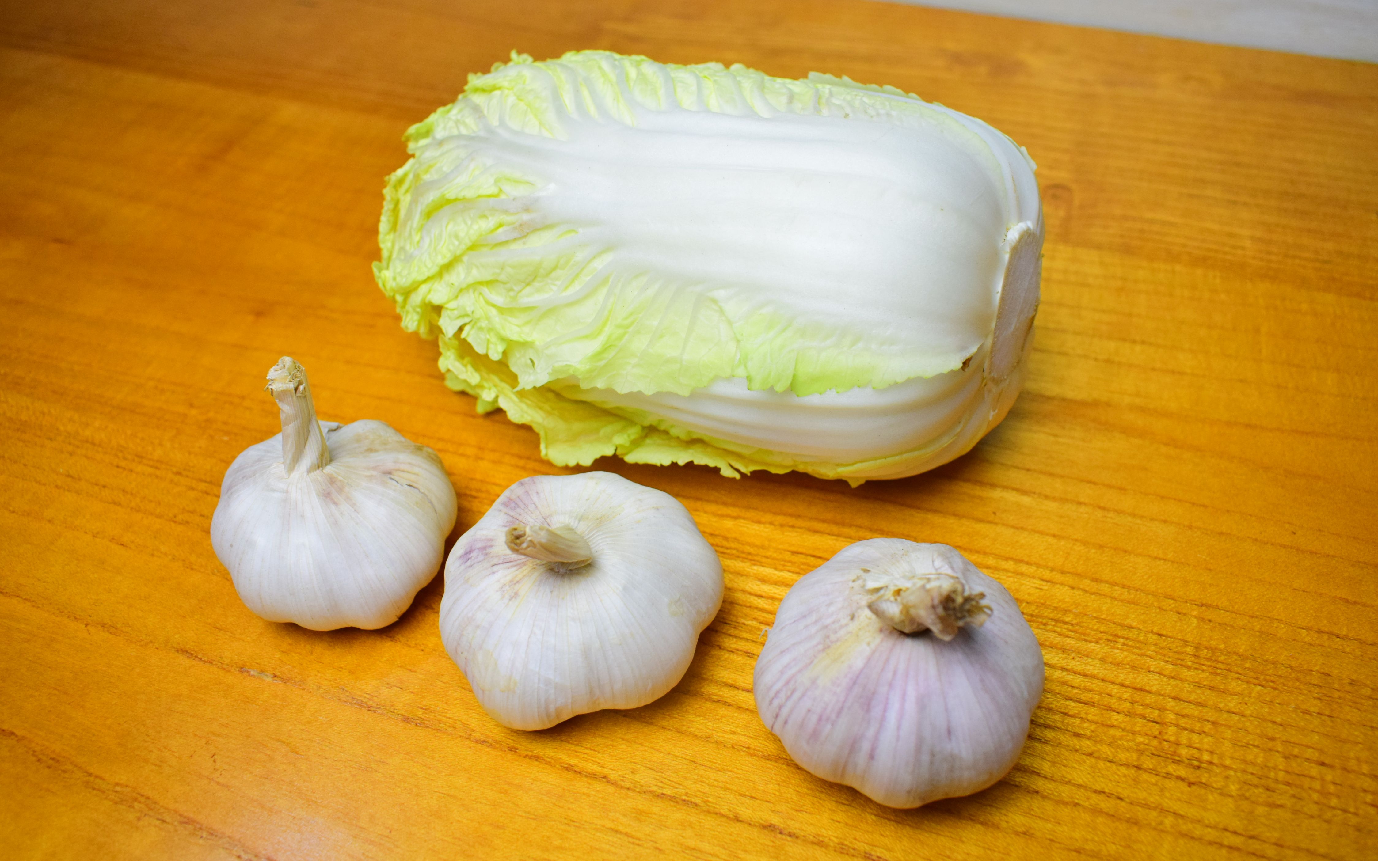 3个大蒜1棵白菜,外面买20块一盘的菜,在家花几块钱简单做出来,一盘不