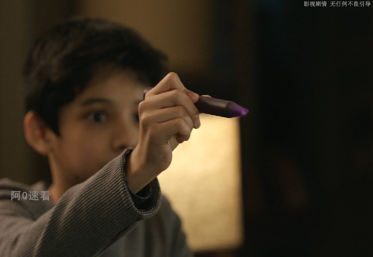 男人有一只神奇的画笔,想要什么直接画