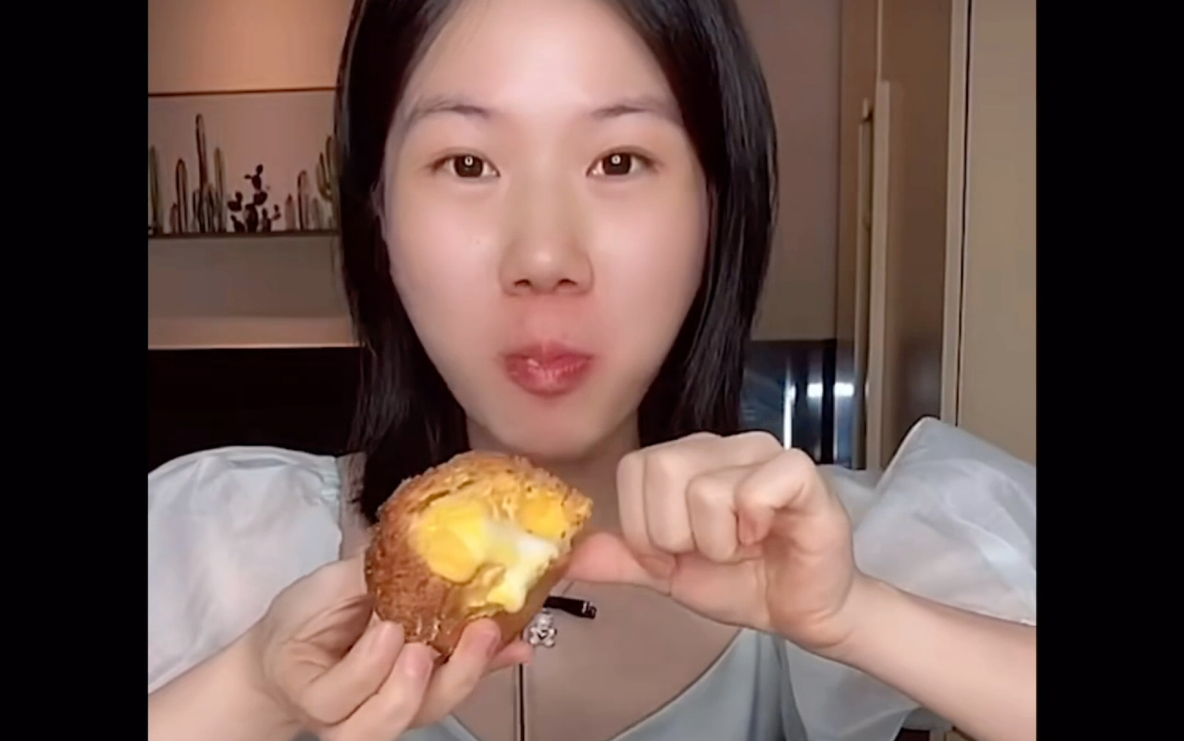 快手高质量吃播(嘉玲妹儿)吃咸蛋黄流心泡芙 咸蛋黄芋泥蛋糕 酸奶麦片