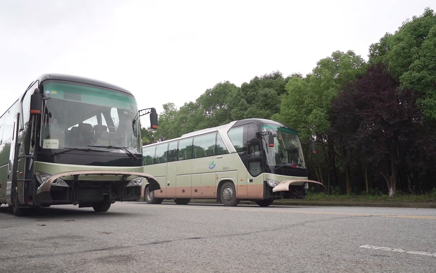 虐门事件-车门拉大巴车