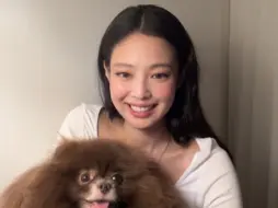 Скачать видео: JENNIE直播剧透一小段舞蹈!!! 241011 JENNIE Weverse直播片段一则