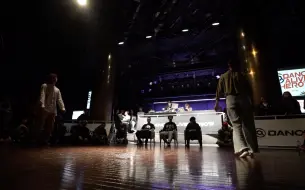 Video herunterladen: 【House男神】 Santa赞多 VS 女神Miyu  Dance Alive Hero’s Final