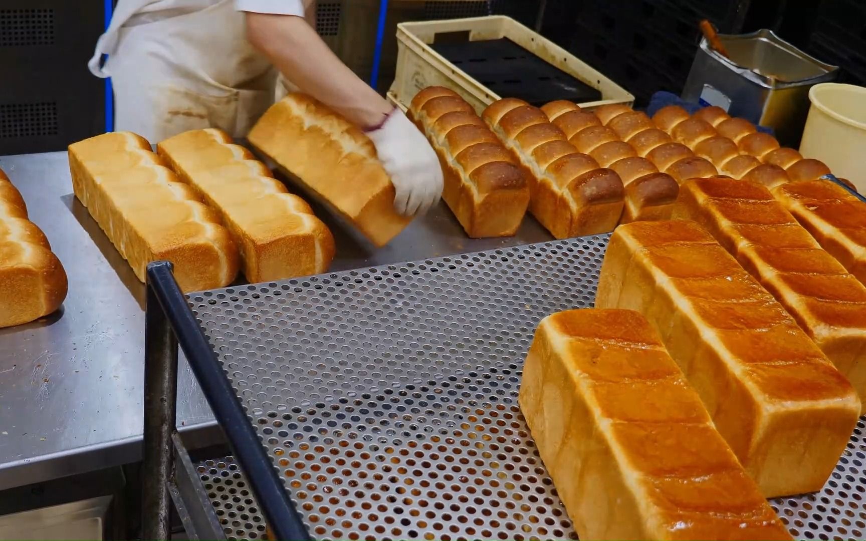 日本美食-日本面包工厂生产面包流水线