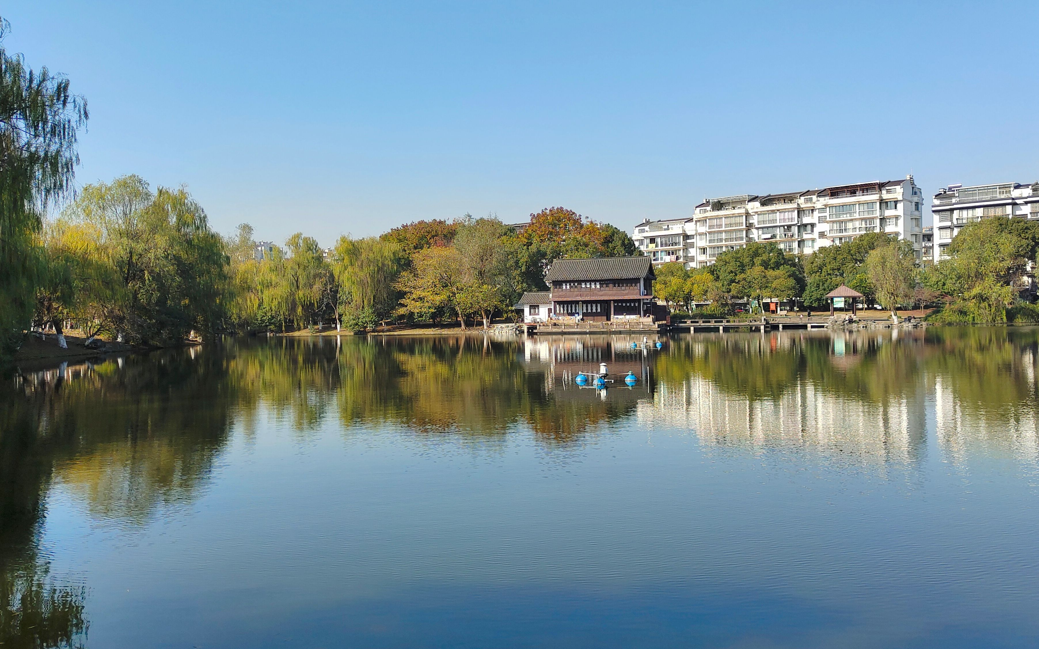 绍兴城区相传南宋理宗之弟福王府中的东大池,一抹宁静的城市风景