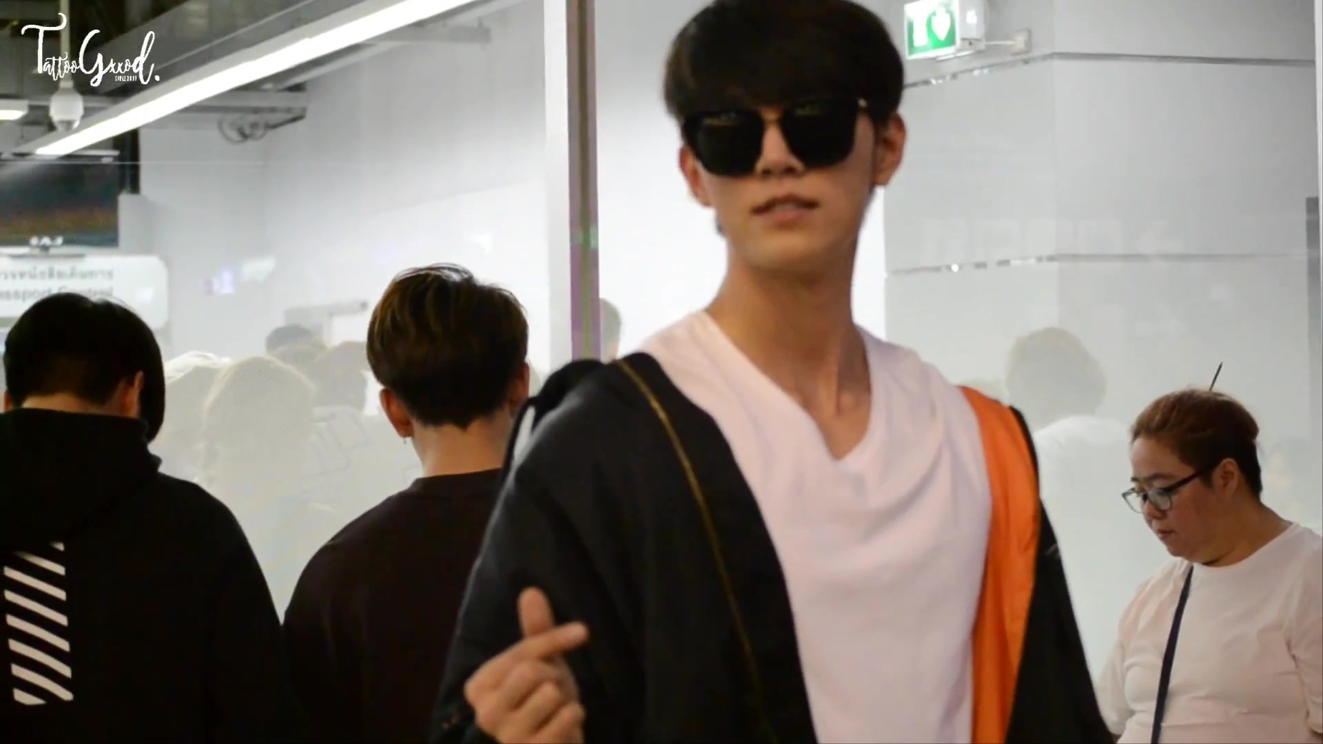 god神哥170824成都见面会泰粉送机饭拍