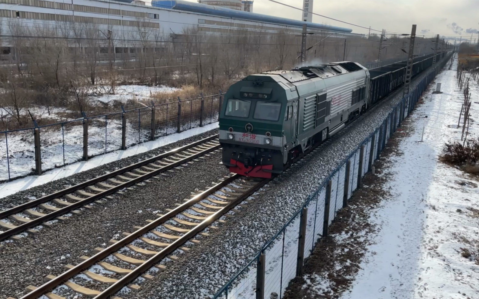 16 苏家屯机务段hxn30300牵引货列瓢儿屯站通过_哔哩哔哩 (゜-゜)つロ