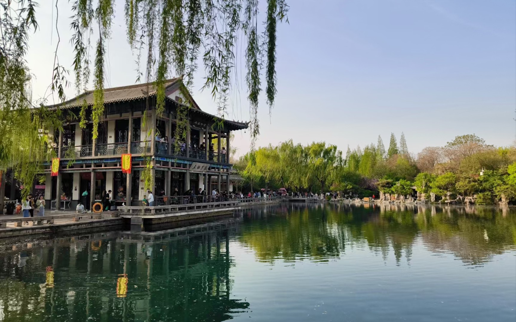 春天骑着摩托车去济南长清园博园游玩