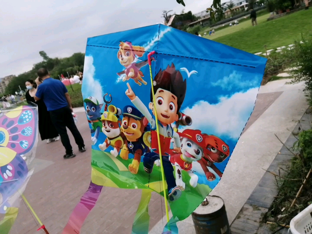 何志宇哥哥同学录制解说正在花市里面看汪汪队立大功的风筝的录制分享