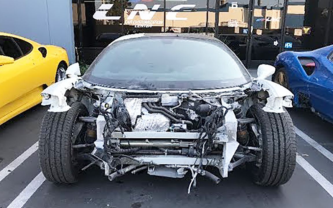 修复一辆撞毁的法拉利458italia