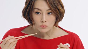 【まりん】米倉涼子さん 綾瀬はるかさん 米倉涼子 マルちゃんZUBAAAN! CM「米倉さんと天の声1」篇 30秒_