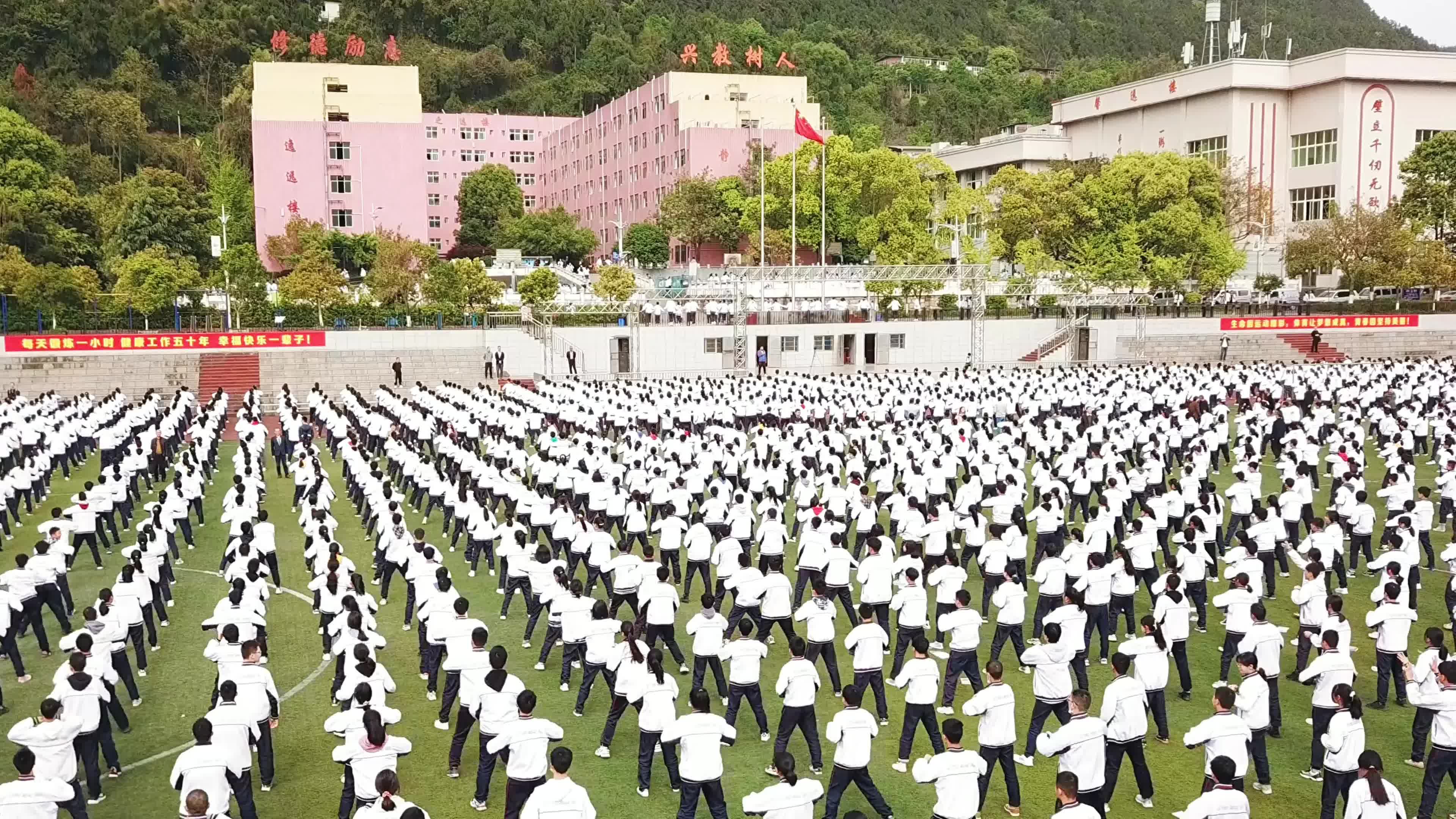 巴中龙泉外国语学校 最美#课间操 ,充满活力、青春洋溢.记录校园生哔哩哔哩bilibili