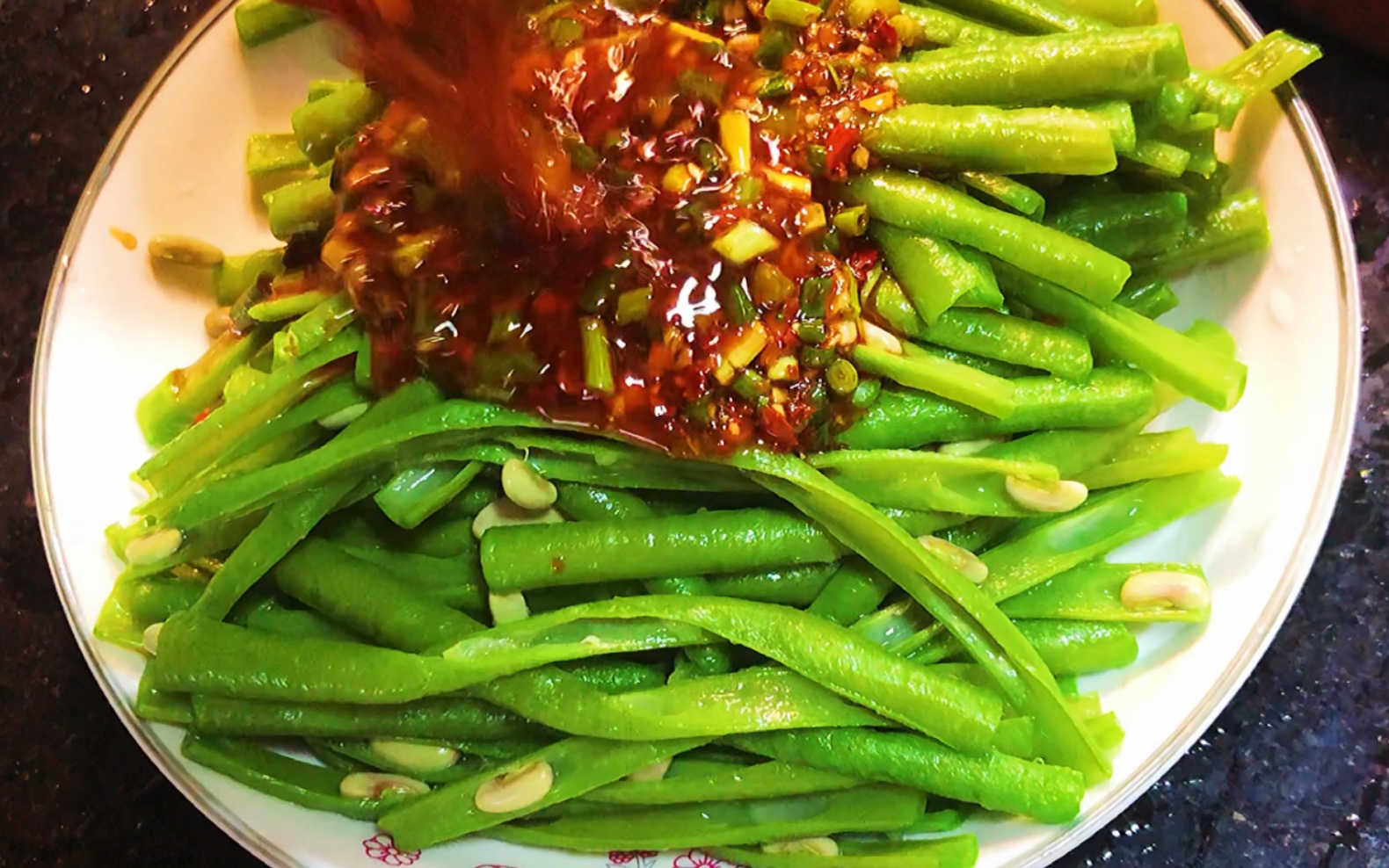 夏季开胃家常菜,鲜嫩豆角这样做,不需一滴油,美味营养下饭解腻