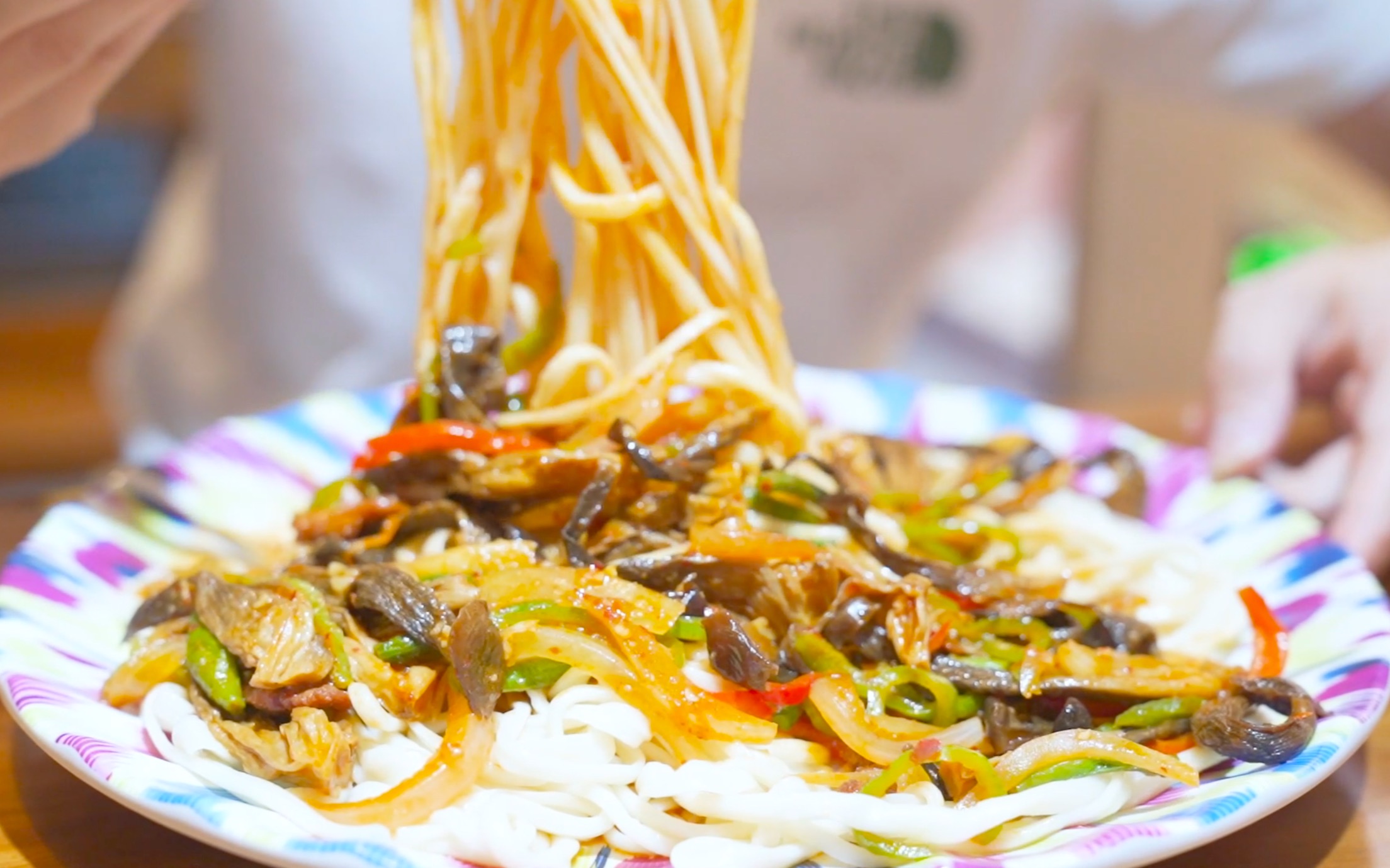 宿醉第二天来份新疆鹿茸菇拌面,25元/份3口吃完,就着蒜吃太香