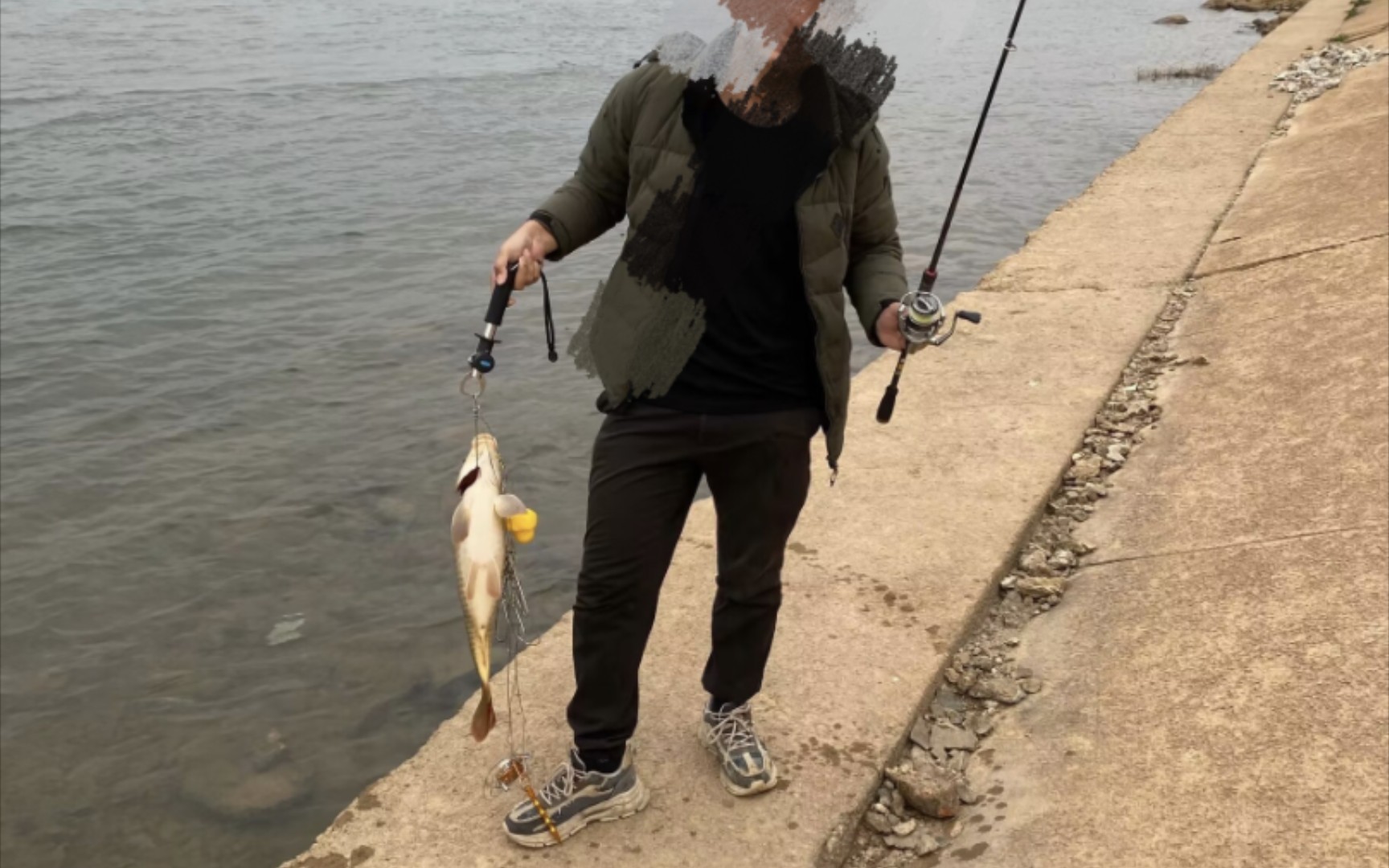 空军多年的路亚新手,新年第一次钓到大鱼留念!(尾巴以上都是正口!