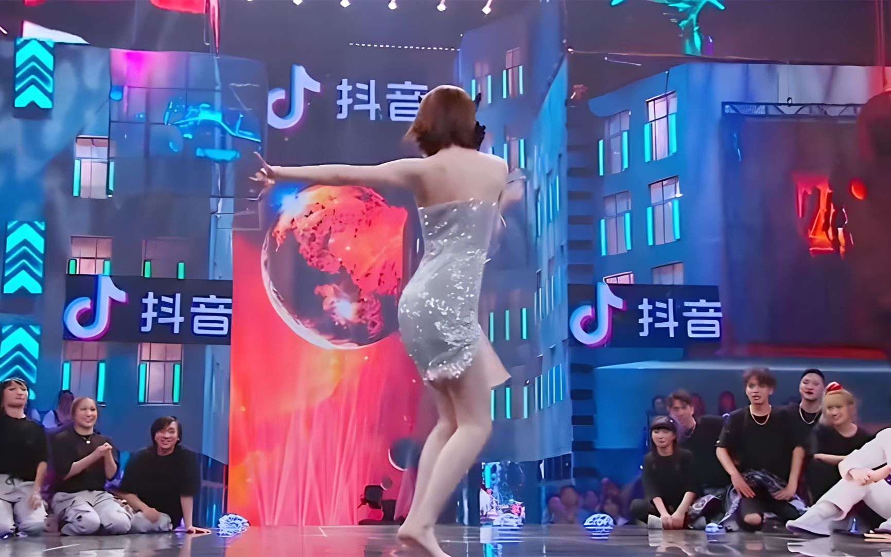 想不到刘亦菲高贵冷艳,跳舞竟这么性感,抬腿美过汪小敏,毛晓彤