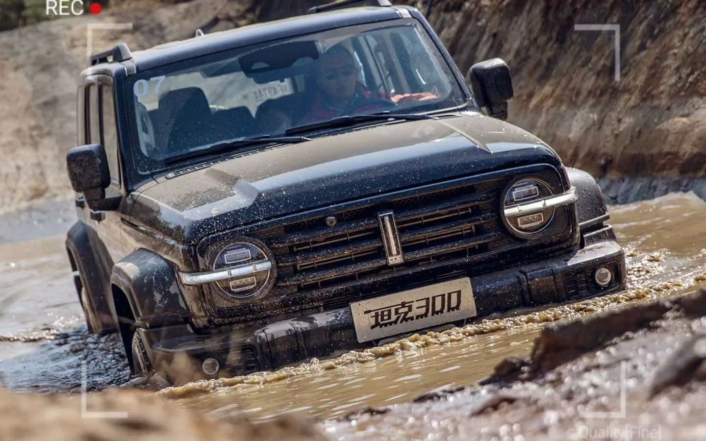 wey坦克300越野美图,原厂黑化有点帅!