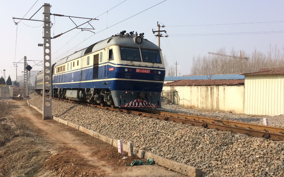 铁路随拍济局神车7054次泰山淄博通过辛泰线大桥道口