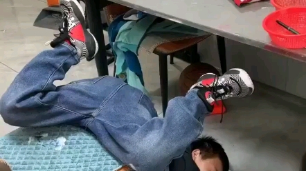 笑晕了!你们家孩子有那么多奇葩姿势吗?