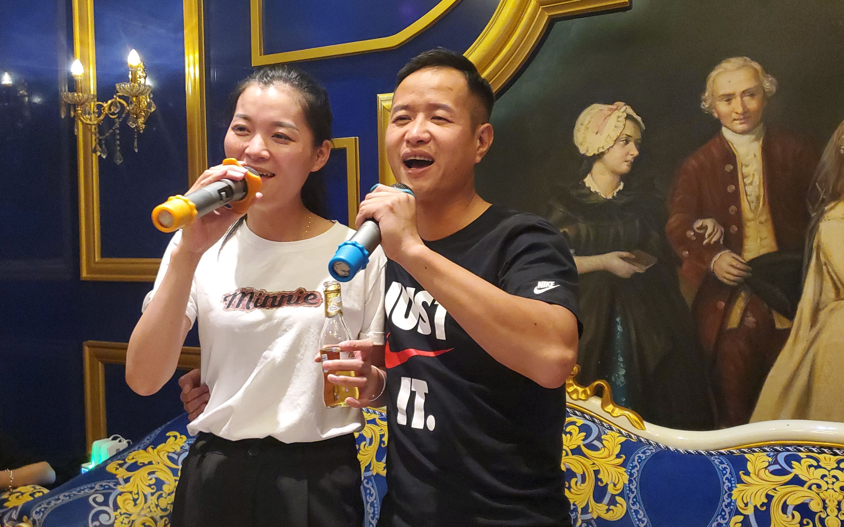 村花考过科目一,小明花2500请大家唱歌,村花化身麦霸-渔戈兄弟-渔戈兄弟-哔哩哔哩视频