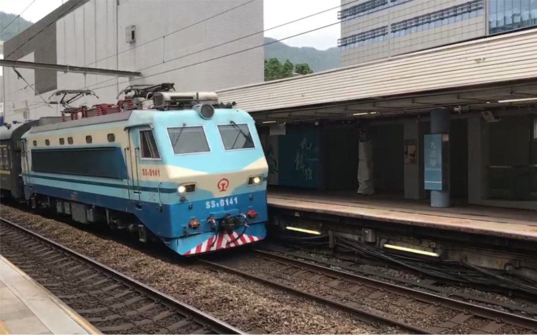 (疫情前)廣九直通車通過港鐵九龍塘站