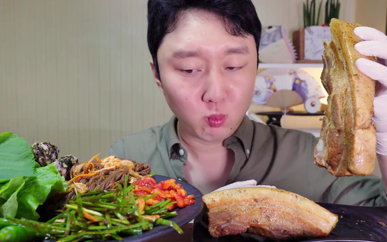 屋塔房小哥吃整块叉烧肉7078