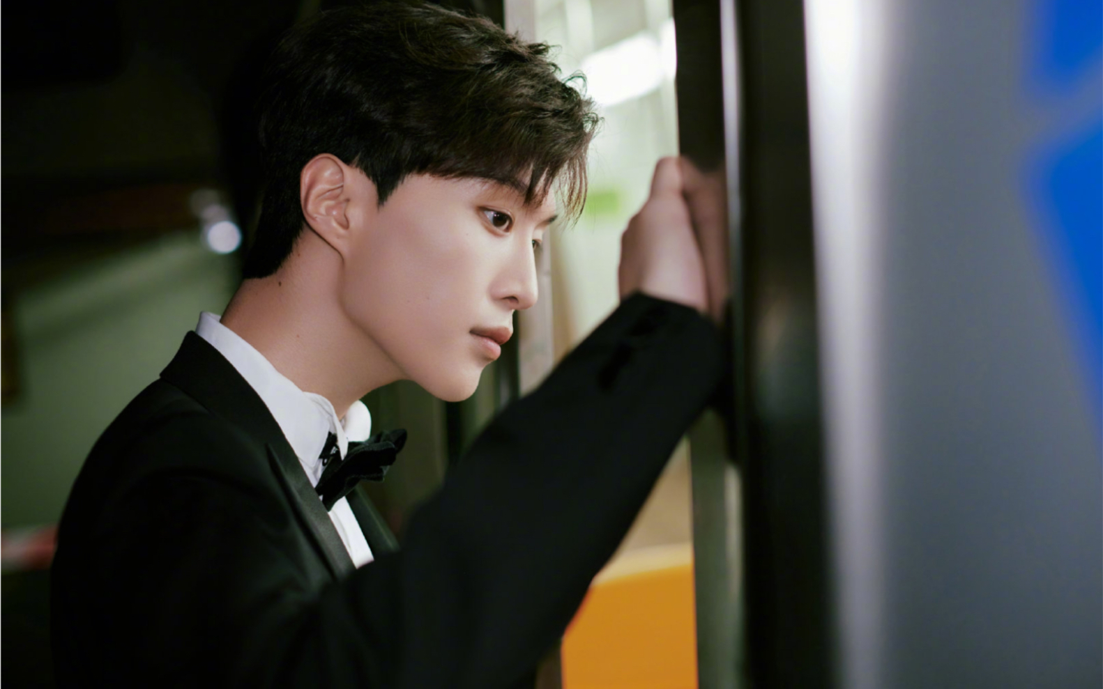 范丞丞出席第35届金鸡奖闭幕红毯的造型图释出,黑色缎面v领西装配白