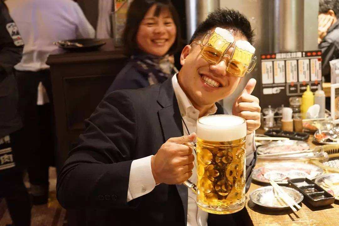 如果一个人敬酒的时候一圈人都敬过,唯独不敬你,你会怎么办?