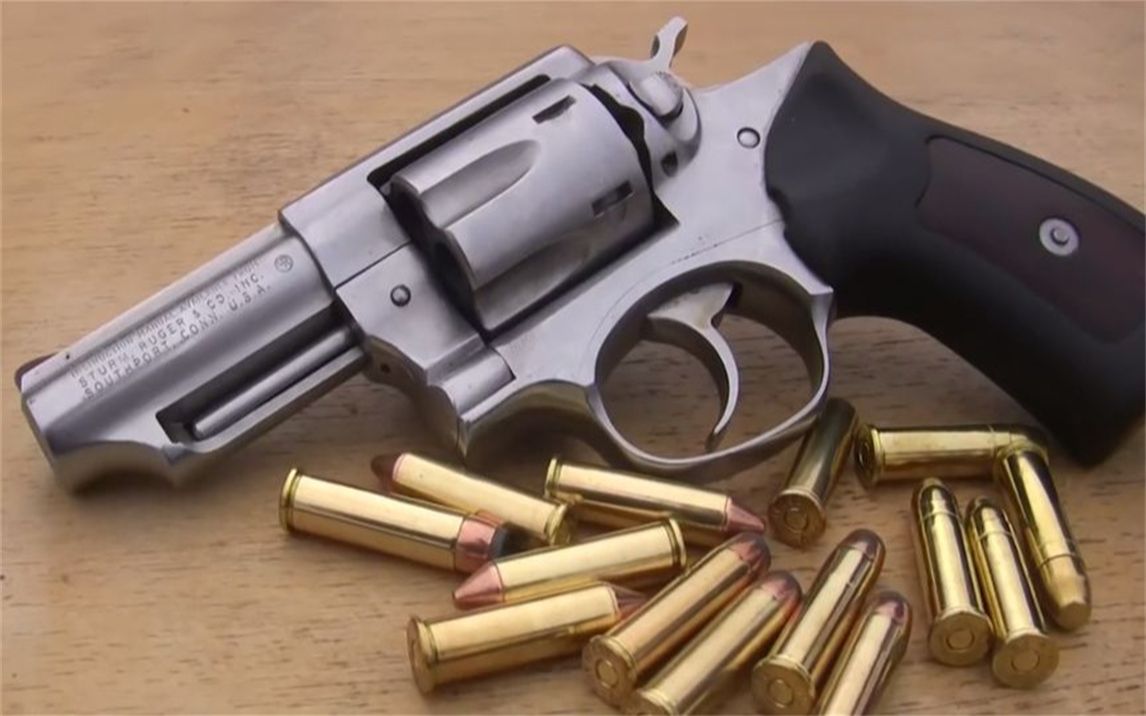 鲁格gp100转轮手枪,坚固耐用,弹巢供弹6发,可称它