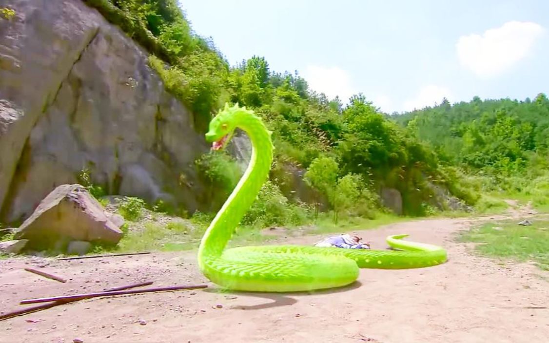 好人有好报!少年曾救过千年雪蛟,少年被冤枉千年雪姣相救小伙!