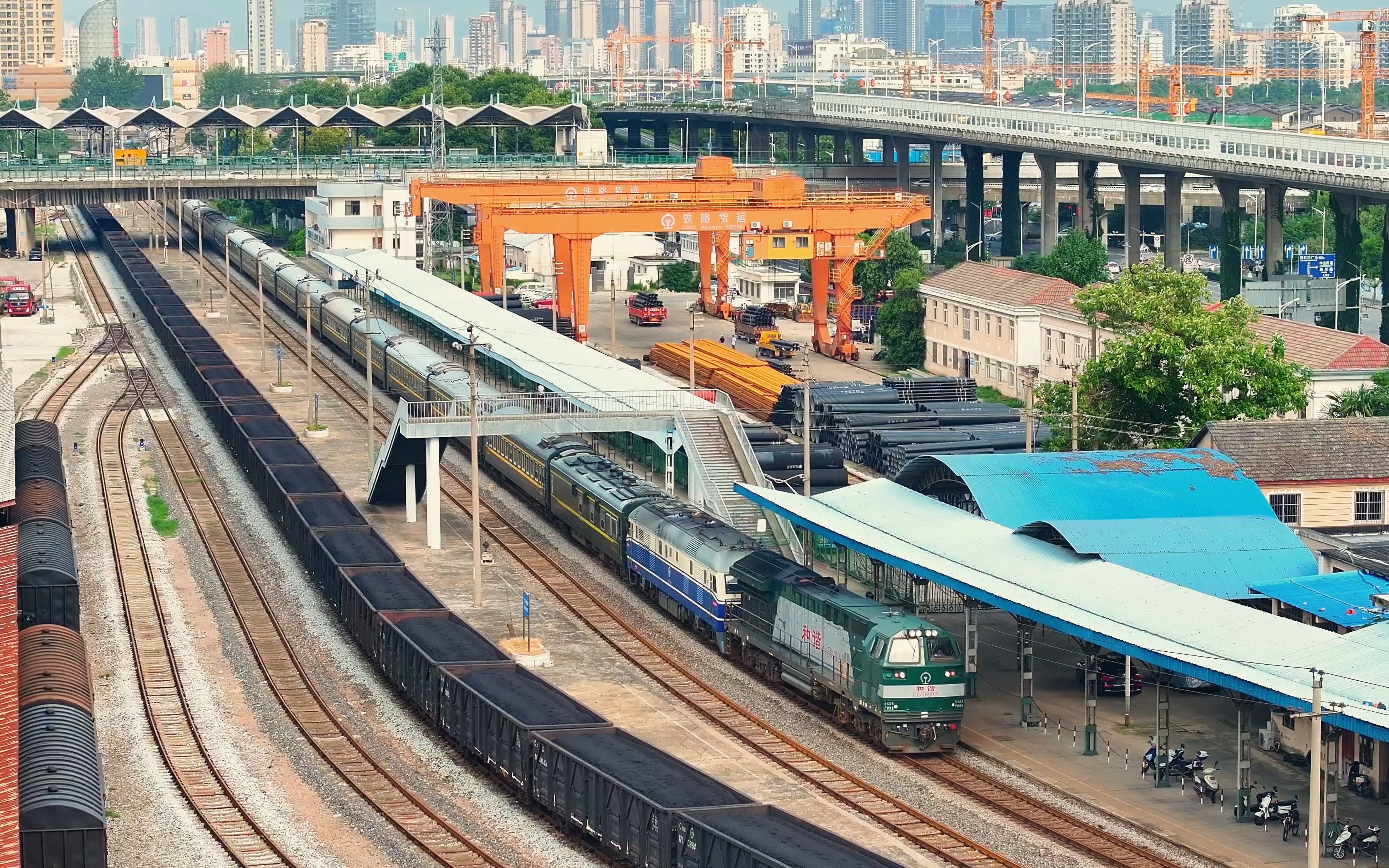 hxn5救援机破的k784通过中华门站,难得一见的双机组合