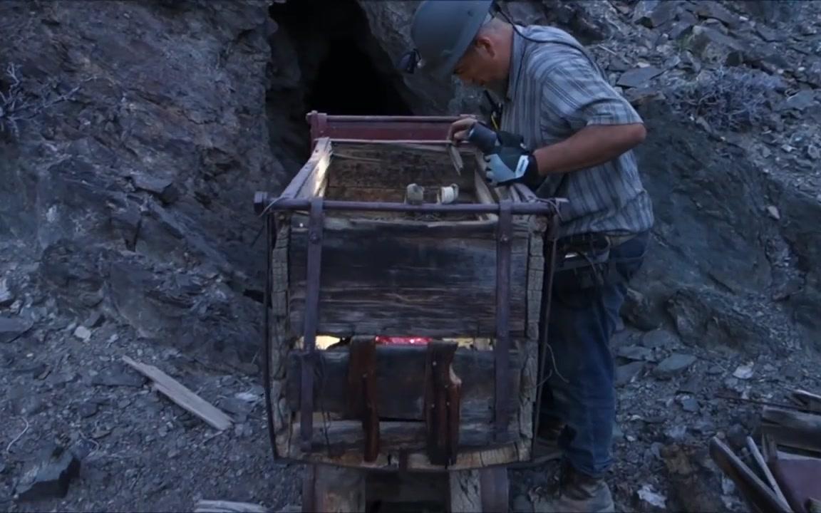 【废弃矿洞探险】在一矿井中发现罕见的木制矿车