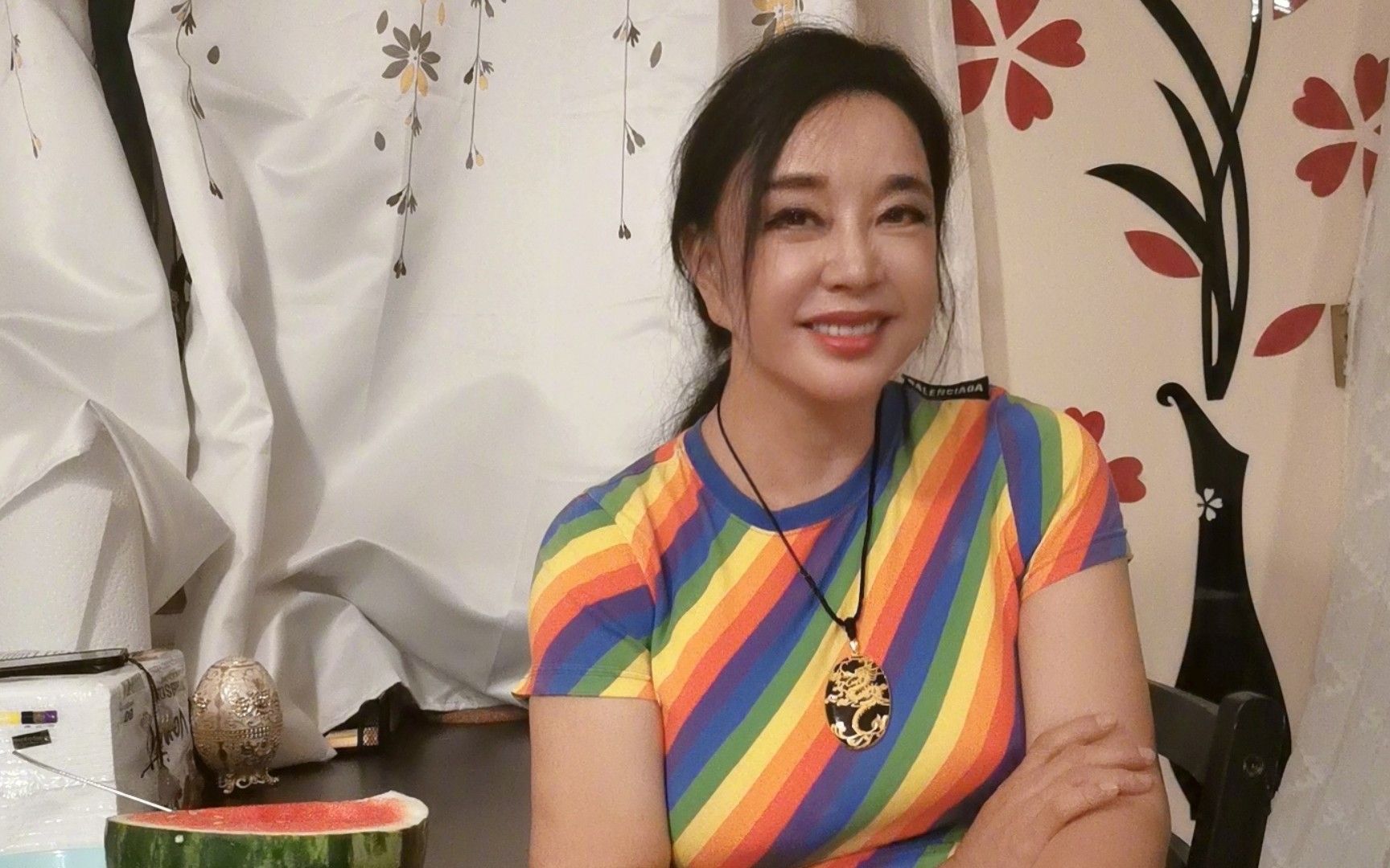 71岁刘晓庆坚持晨跑,冬天穿短袖无惧快跑身体棒,颜值依旧身材好