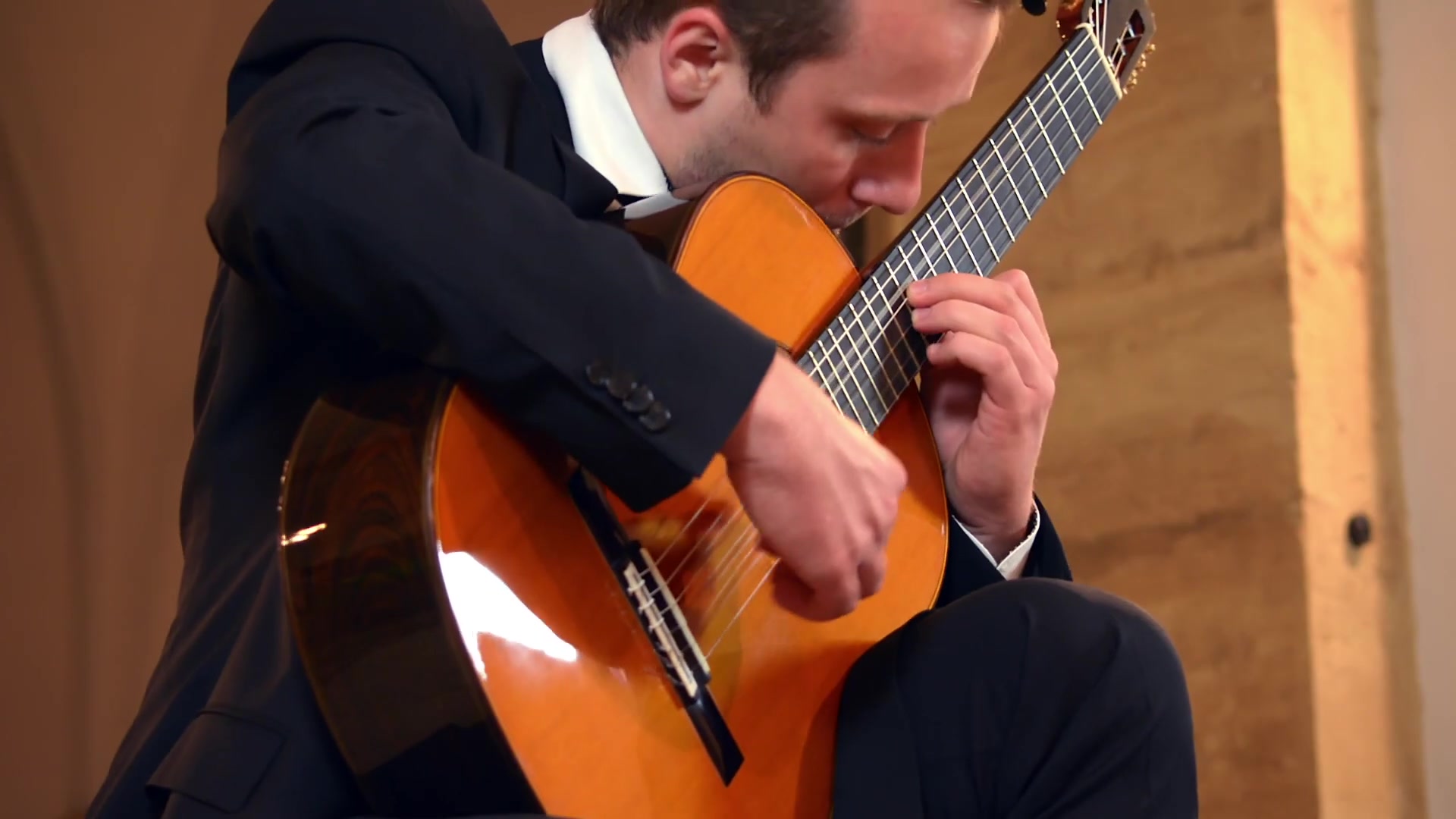 [图]【古典吉他】维拉·罗伯斯 第十二号练习曲 Etude No. 12 - Heitor Villa Lobos played by Sanel Redžić